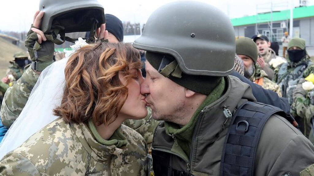 Boda en el frente: dos soldados ucranianos se casan en las trincheras de Kiev