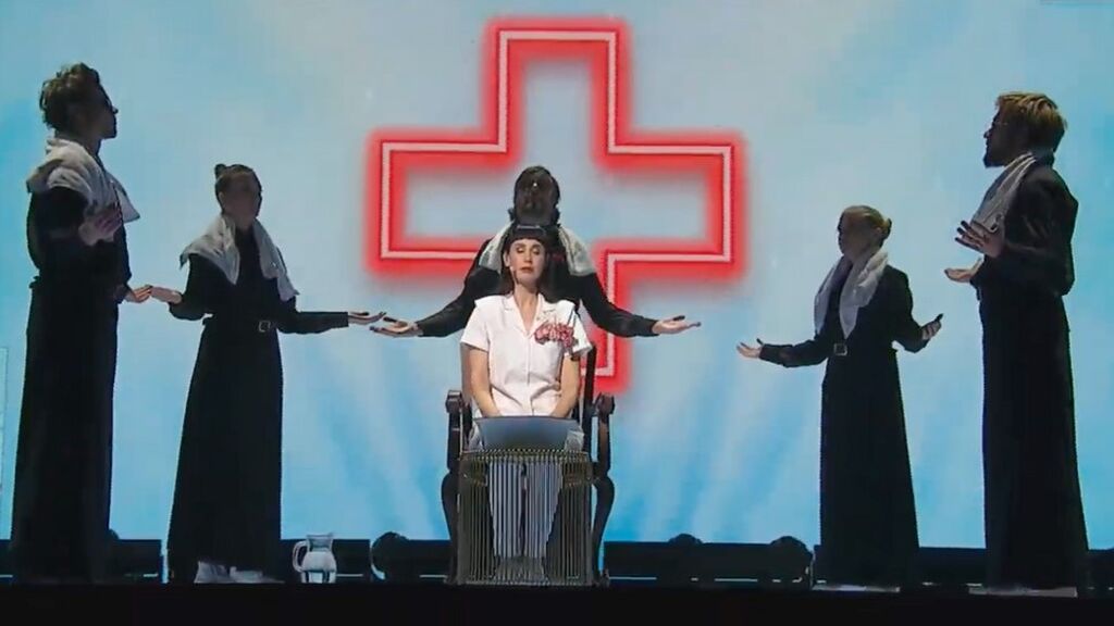 La cantante serbia, lavándose las manos en su actuación