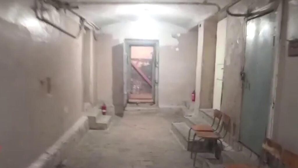 Las imágenes del búnker en el que se esconde Víctor Serrano cuando los rusos bombardean