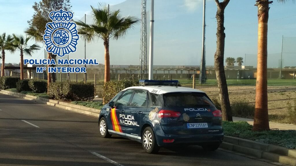 EuropaPress_4085261_vehiculo_policial_barrio_retamar_almeria