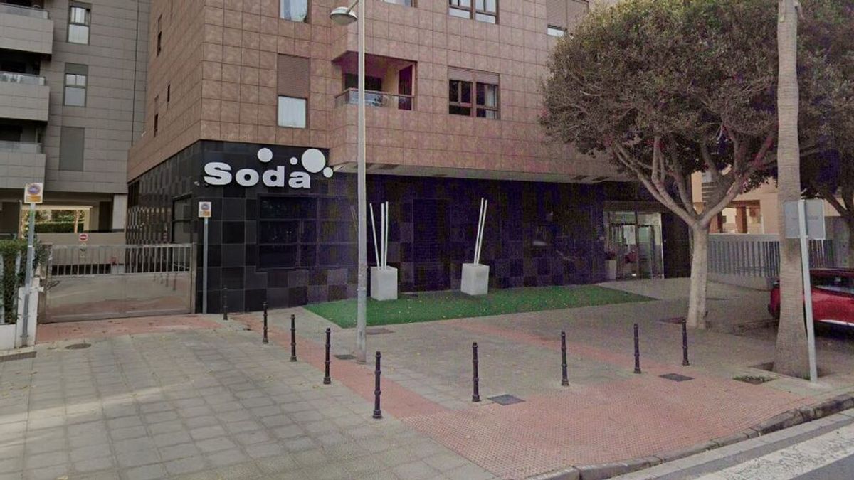 Investigan la agresión de cuatro personas a un joven frente a un pub en Almería
