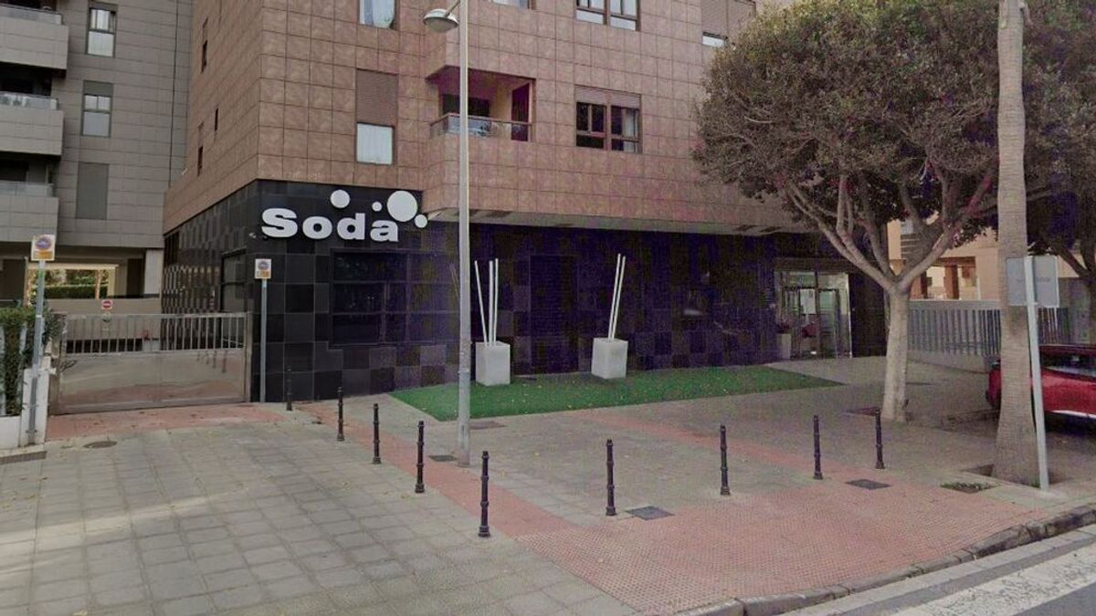 Investigan la agresión de cuatro personas a un joven frente a un pub en Almería Investigan la agresión de cuatro personas a un joven frente a un pub en Almería