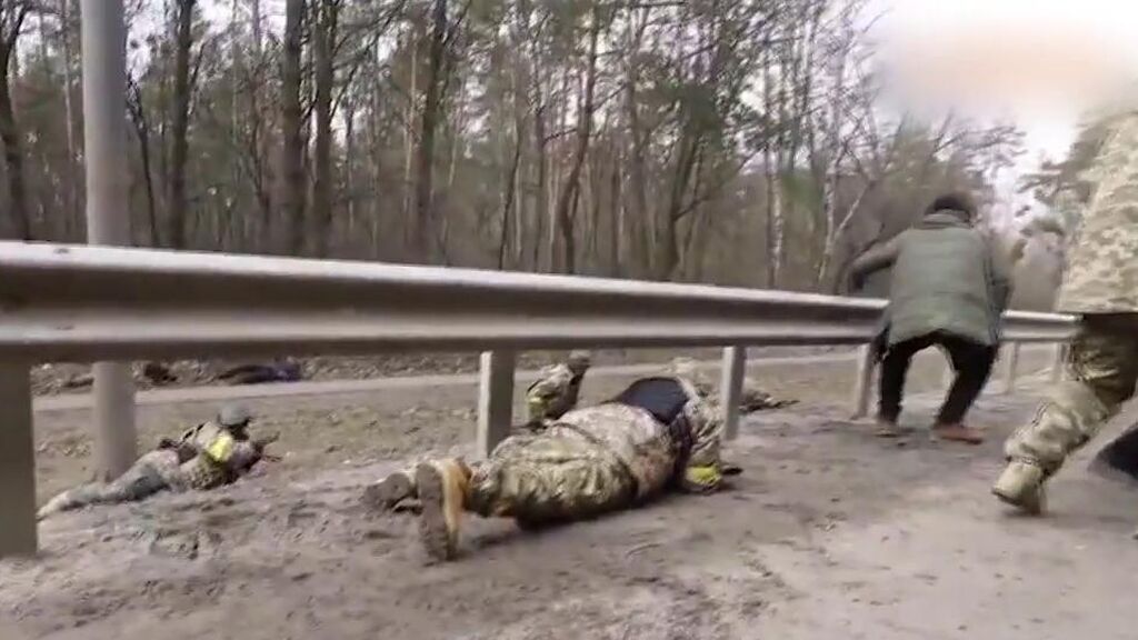 Bombardean el corredor humanitario de Irpín mientras la población es evacuada