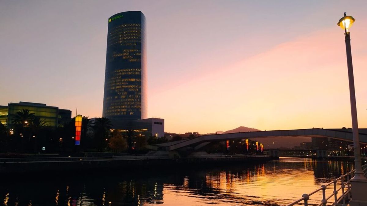 Vista de la Torre Iberdrola al atardecer en Bilbao Vista de la Torre Iberdrola al atardecer en Bilbao