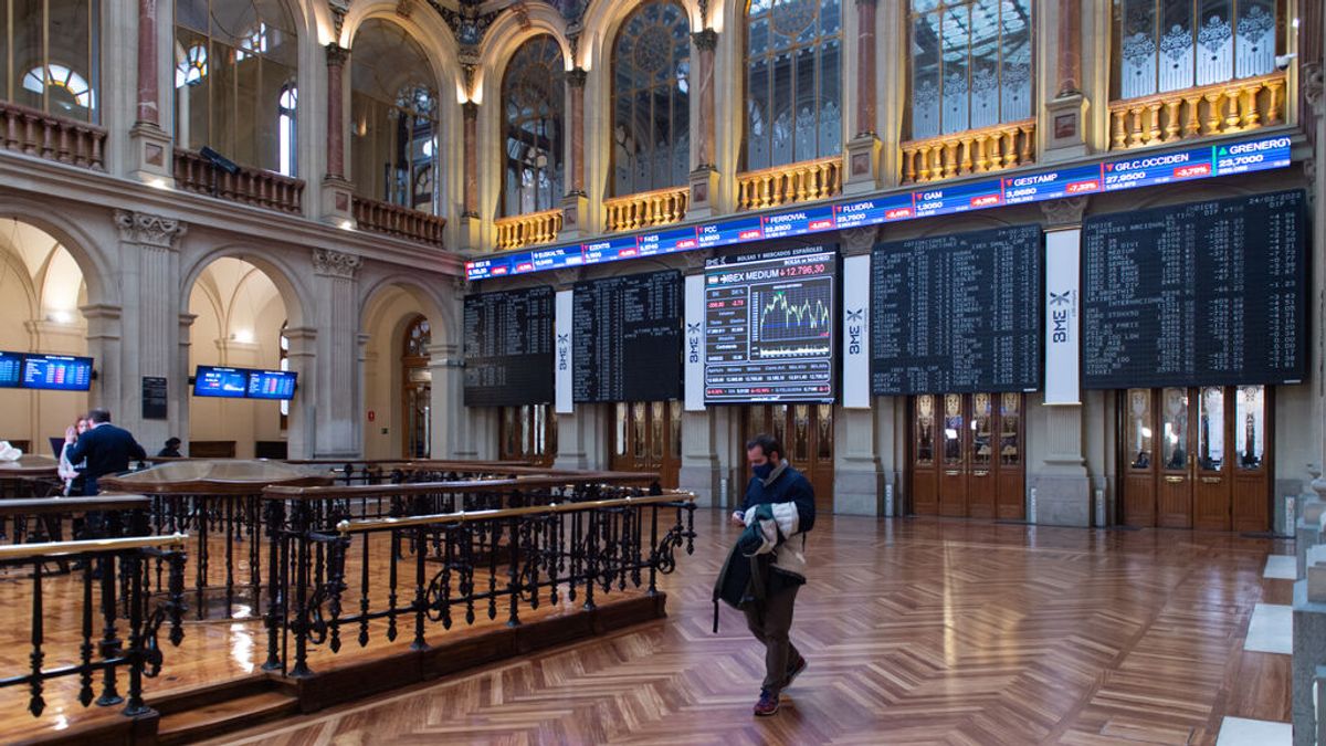 El Ibex 35 frena su caída, tras amanecer con un descenso del 5%, y aguanta en los 7.600 enteros El Ibex 35 frena su caída, tras amanecer con un descenso del 5%, y aguanta en los 7.600 enteros