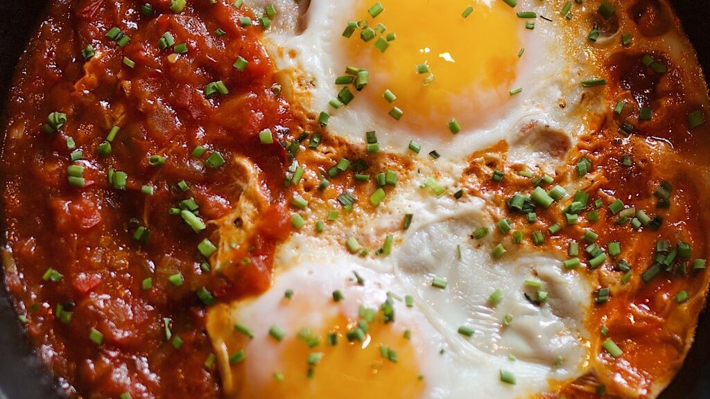 Cómo es la receta más viral de huevos a la flamenca de Karlos Arguiñano