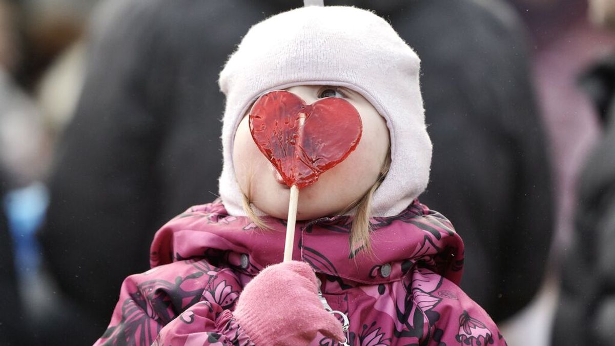 Consumo prohíbe a famosos publicitar alimentos y bebidas dirigidas a menores Consumo prohíbe a famosos publicitar alimentos y bebidas dirigidas a menores