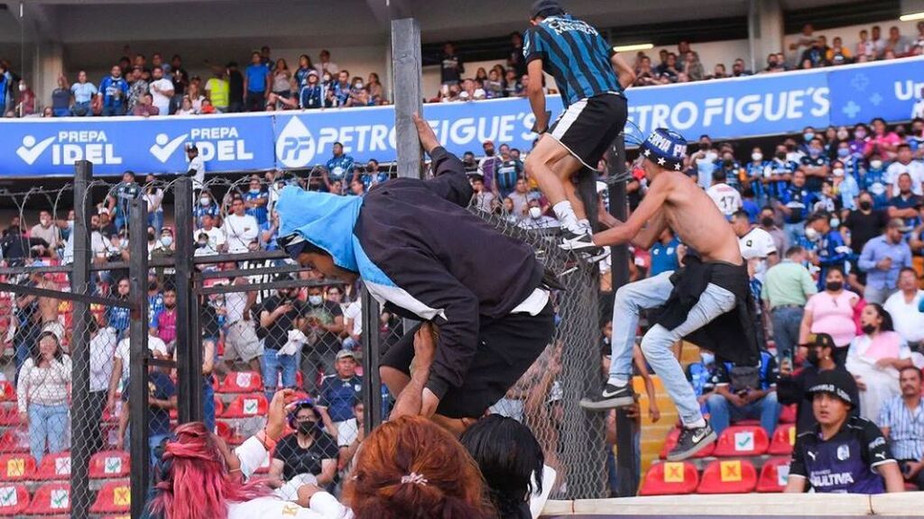 Batalla campal en un campo de fútbol de México deja una veintena de heridos