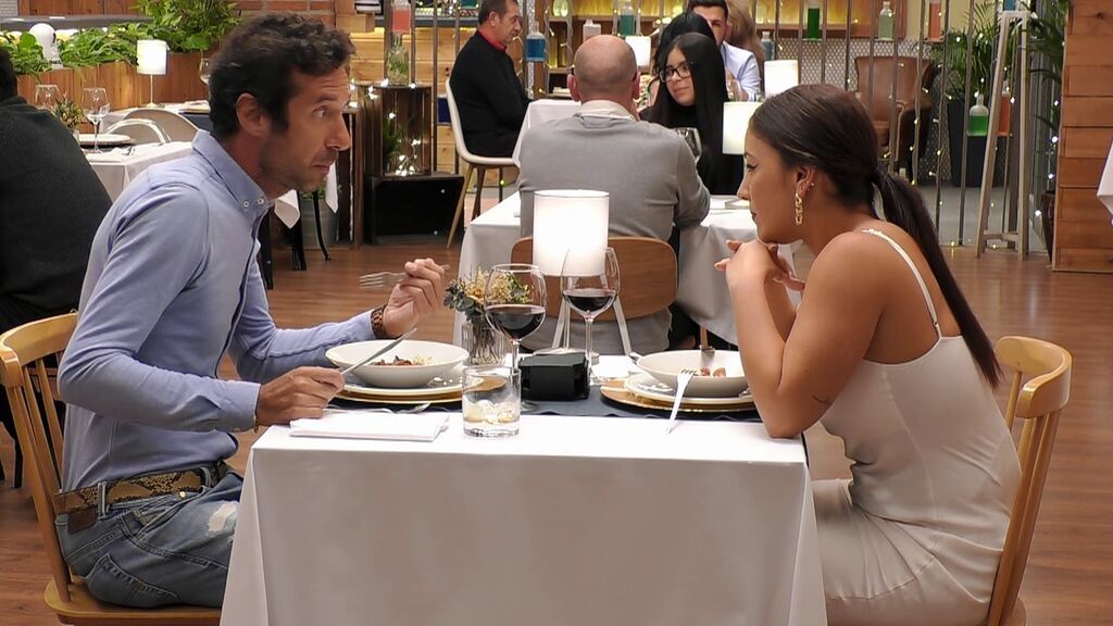 Sara se harta de su cita y le pega un corte: “¿Por qué me llamas así si me acabas de conocer?”