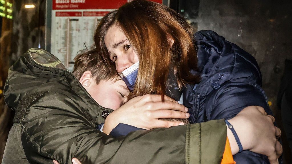 Llega a España el primer autobús de refugiados: "No sabemos si los nuestros estarán vivos"