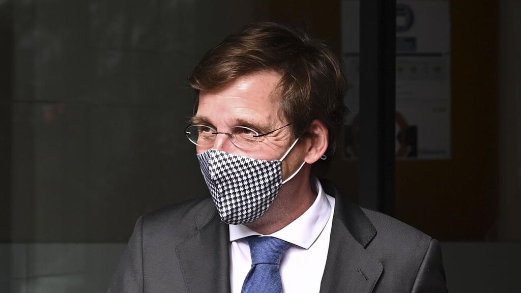 Martínez-Almeida propone dar el nombre de Zelenski a una plaza que ya llevaba el de Lesya Ukrainka y acaba rectificando