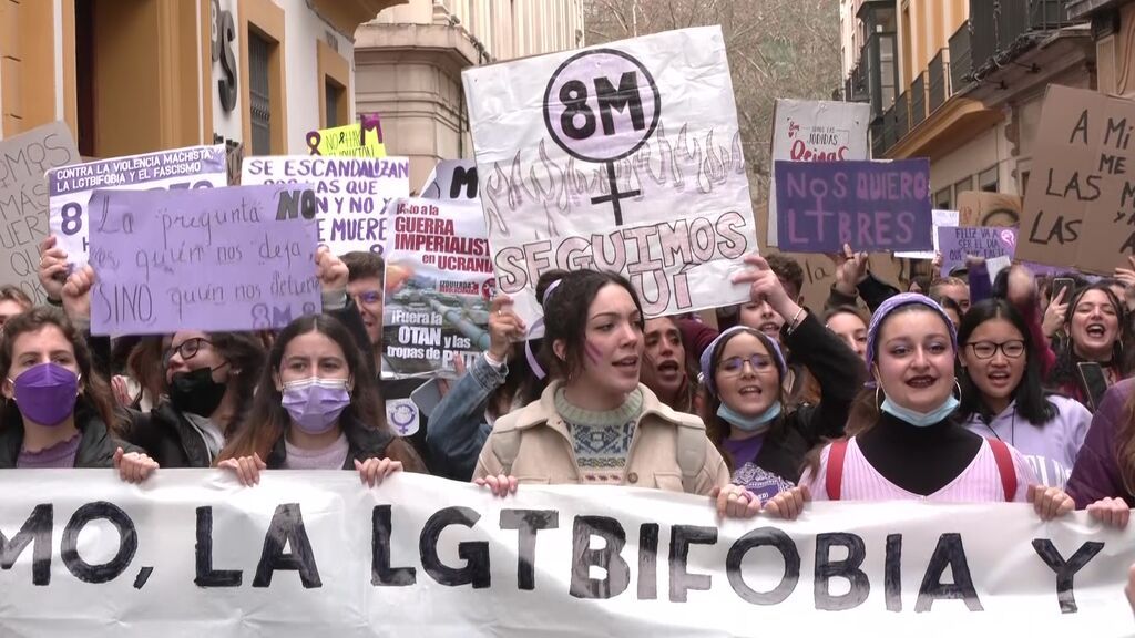 Las calles de Sevilla se tiñen de morado para reivindicar la igualdad real