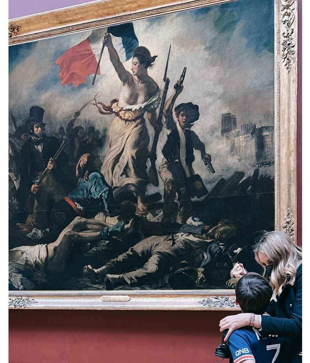 Alba Carrillo le enseña a Lucas el cuadro de Eugène Delacroix