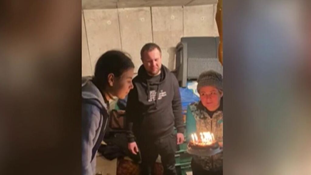 El desgarrador cumpleaños de una niña ucraniana en el interior de un refugio antiaéreo