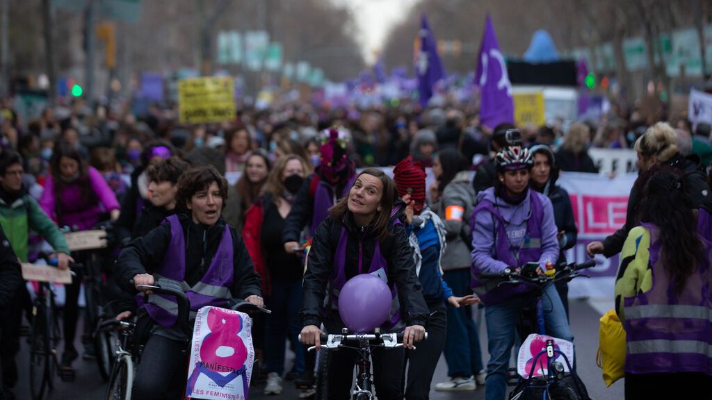Unas 15.000 personas asisten a la manifestación feminista en Barcelona