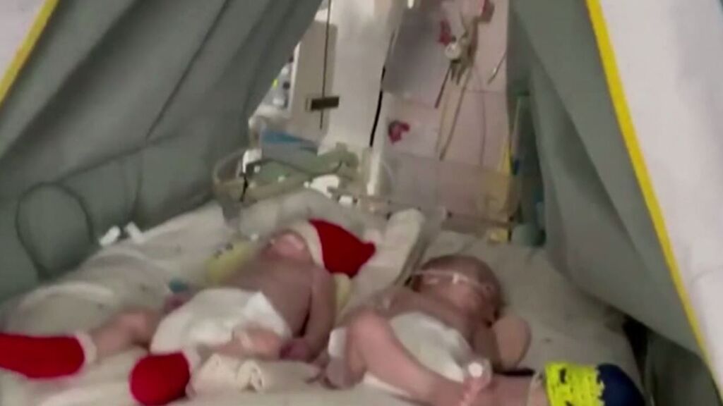 Bebés recién nacidos en la maternidad de Kiev: la vida se abre paso entre los bombardeos de la guerra