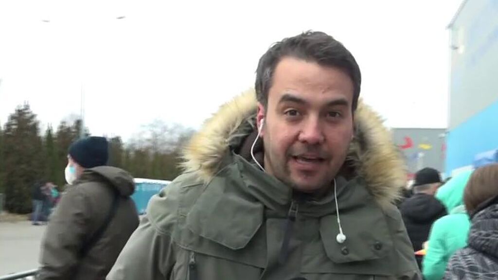 El reportero de 'Ya es mediodía' se emociona desde la frontera de Ucrania con Polonia