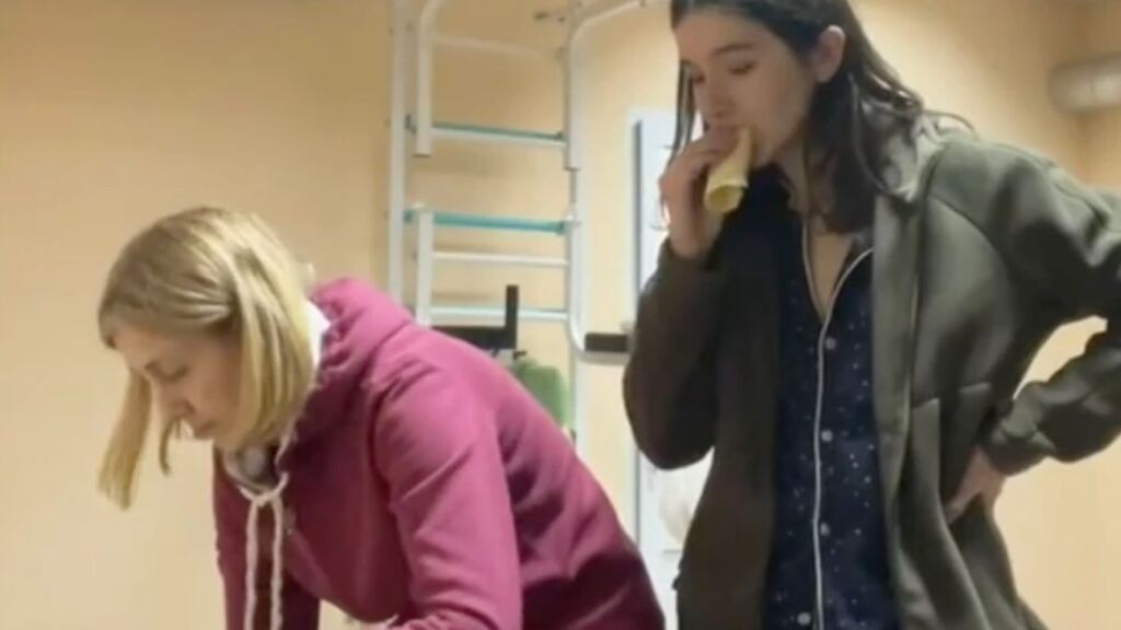 Valeria con su madre, en uno de los vídeos desde el búnker