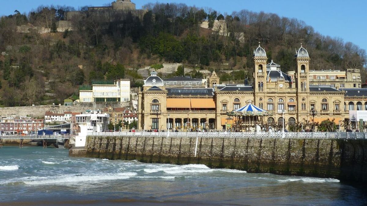Ayuntamiento de San Sebastián con el monte Urgull de fondo Ayuntamiento de San Sebastián con el monte Urgull de fondo