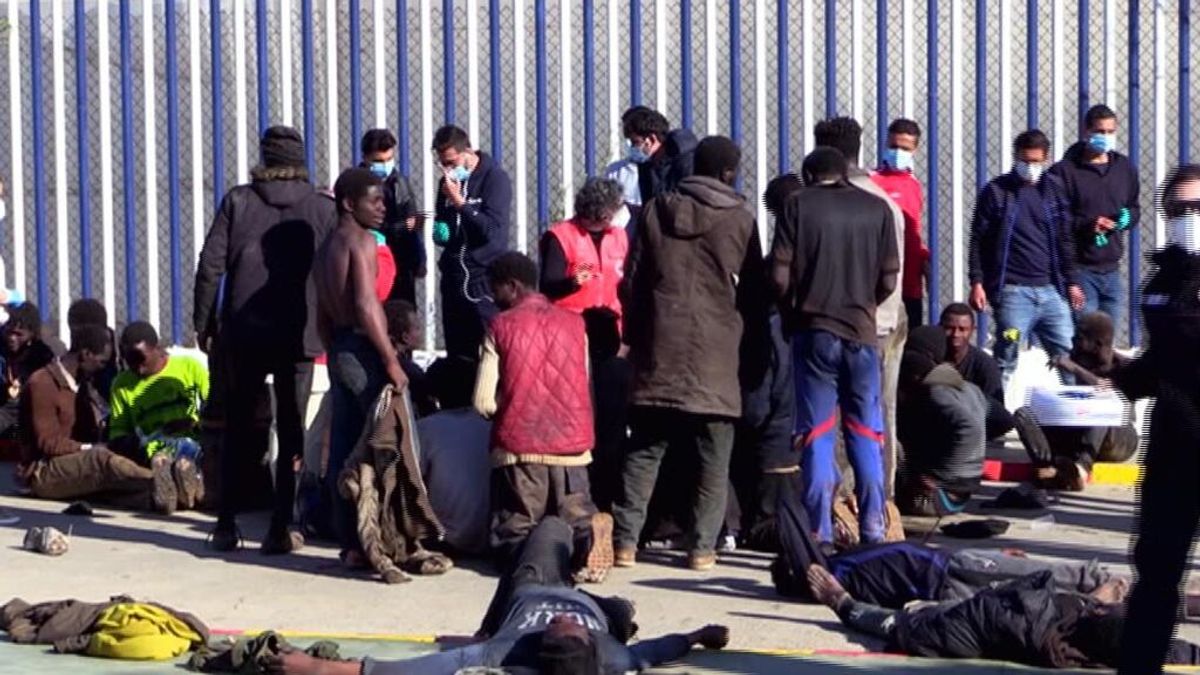 Neutralizados un millar de subsaharianos por las Fuerzas de Seguridad marroquíes en un intento de salto en Melilla Neutralizados un millar de subsaharianos por las Fuerzas de Seguridad marroquíes en un intento de salto en Melilla