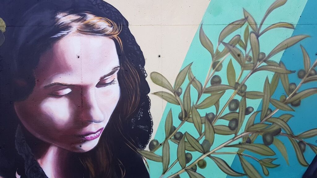 Pintan un graffiti de 50 metros en un colegio de La Zubia en Granada dedicado a mujeres de su pueblo