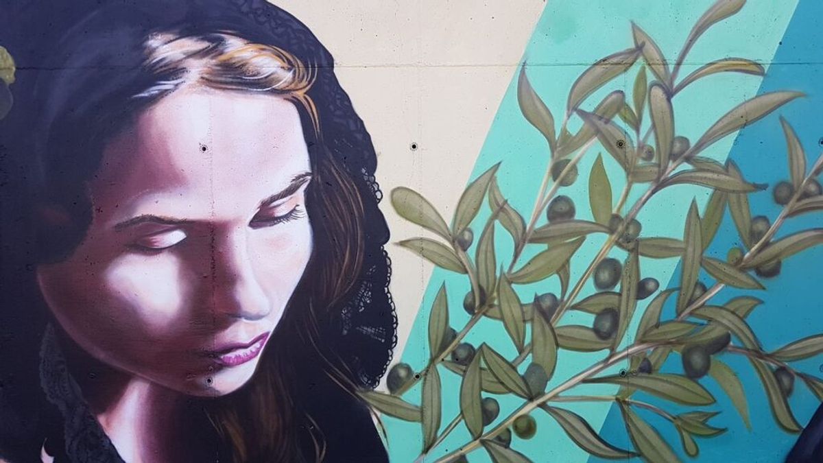 Pintan un graffiti de 50 metros en un colegio de La Zubia en Granada dedicado a mujeres de su pueblo Pintan un graffiti de 50 metros en un colegio de La Zubia en Granada dedicado a mujeres de su pueblo
