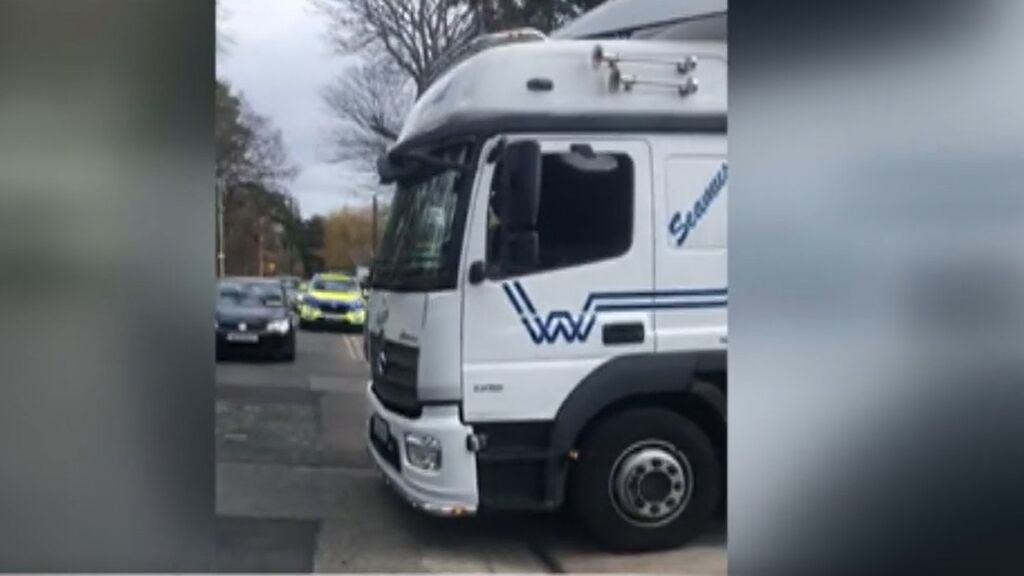 Un camionero embiste la embajada de Rusia en Irlanda para protestar por la guerra en Ucrania