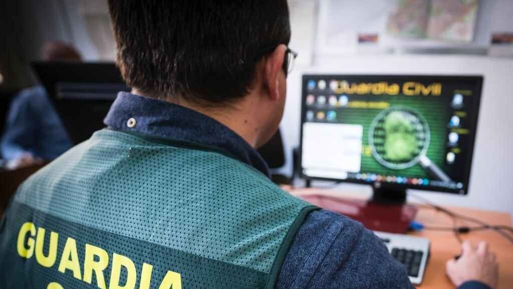 EuropaPress_4284451_agente_guardia_civil_maneja_ordenador