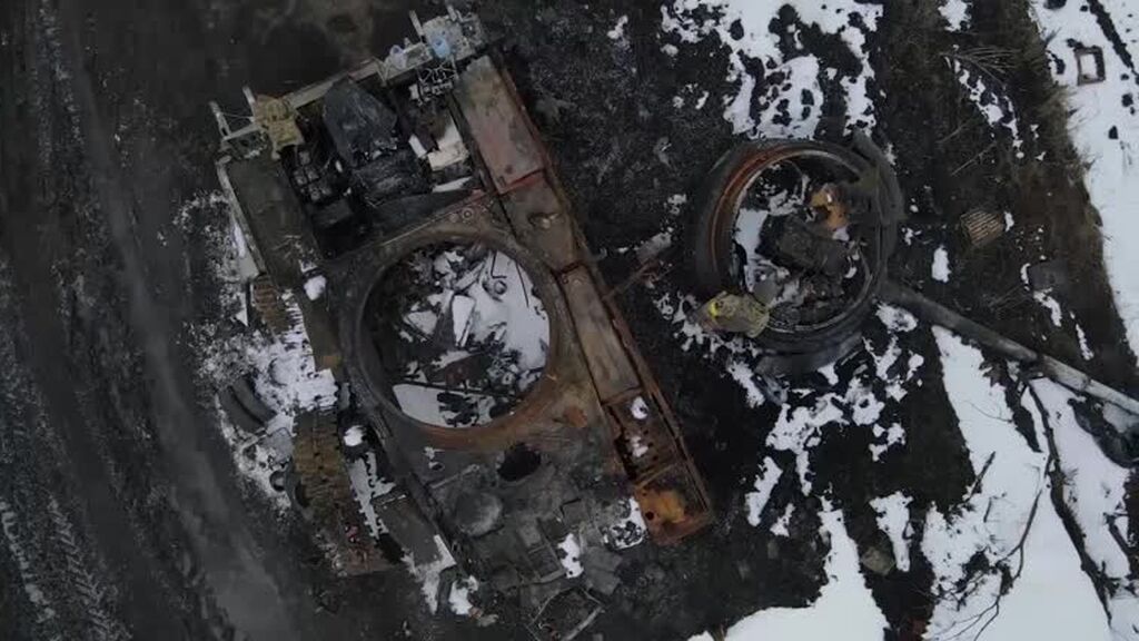 Un dron muestra imágenes de tanques rusos destruidos tras los combates en Sumy