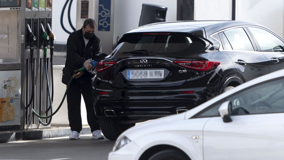 El litro de gasóleo supera la barrera histórica de los 2 euros en España El litro de gasóleo supera la barrera histórica de los 2 euros en España