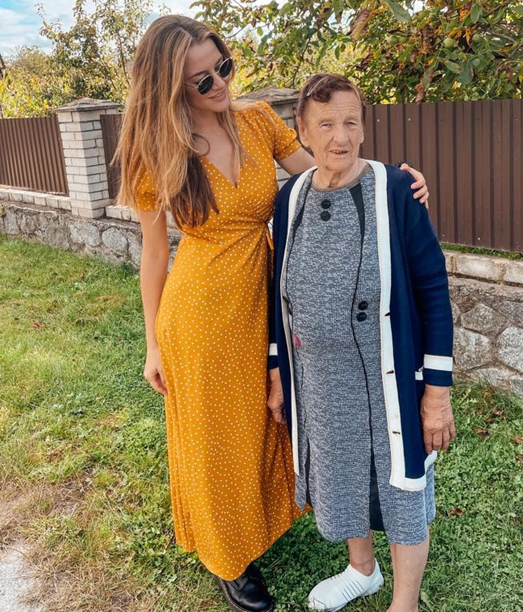 Yulia Demoss, con su abuela en Ucrania