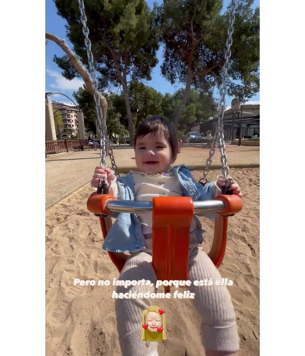 Ivana ha fotografiado a la pequeña Georgia disfrutando en los columpios