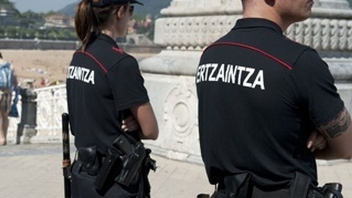 Dos agentes de la Ertzaintza en Donostia Dos agentes de la Ertzaintza en Donostia