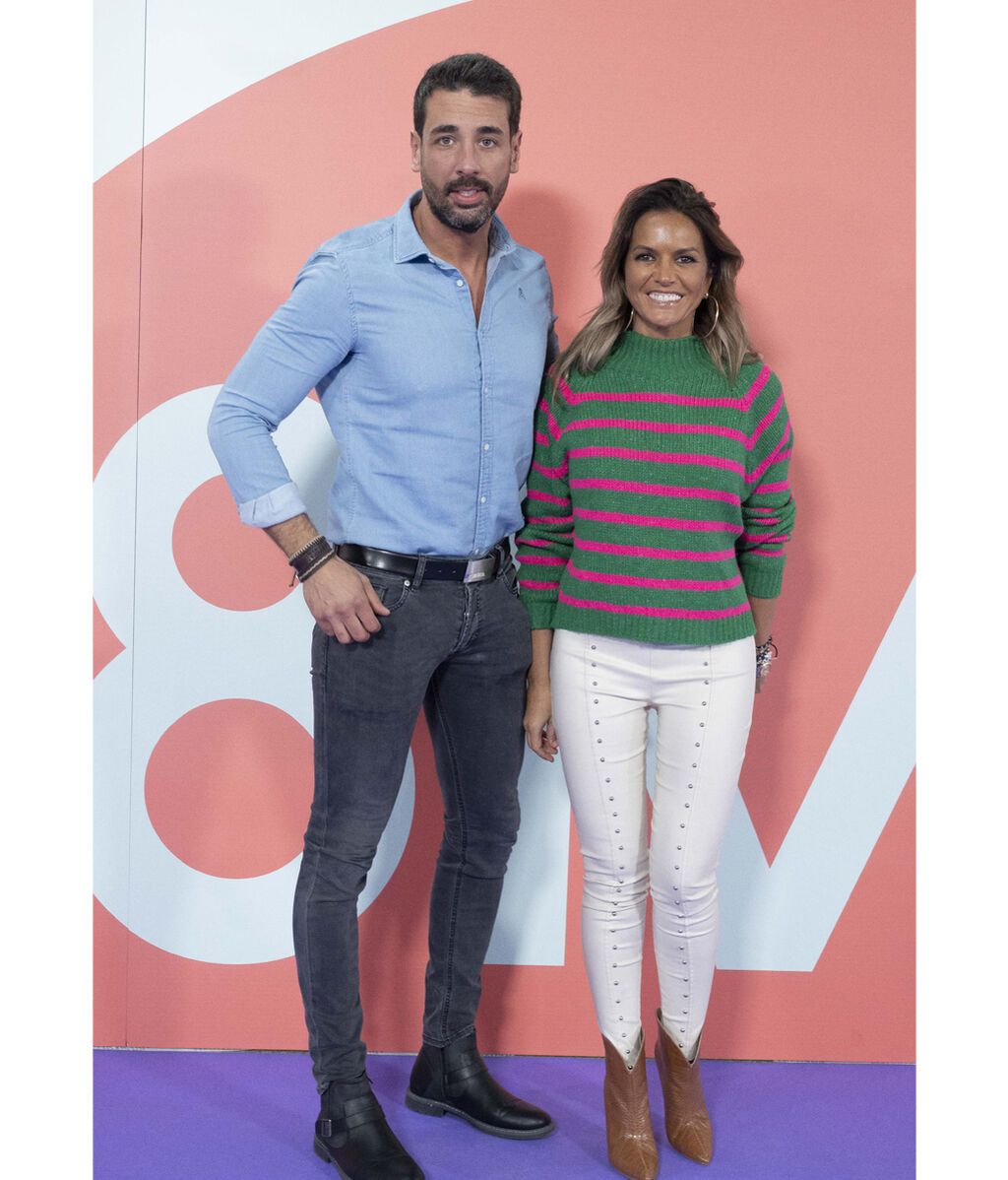 Marta López y su novio Rubén posando a la llegada del concierto de Rocío Jurado