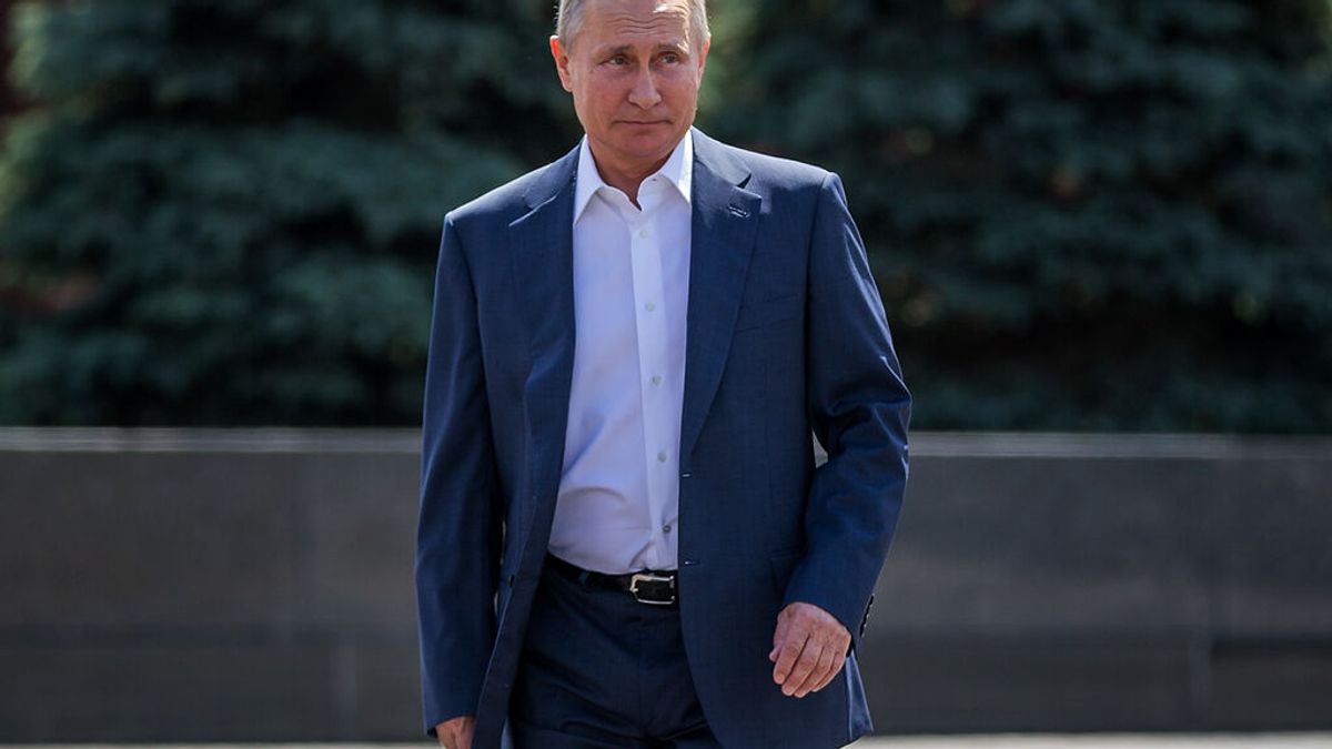 ¿Por qué Vladimir Putin no mueve el brazo derecho mientras camina?