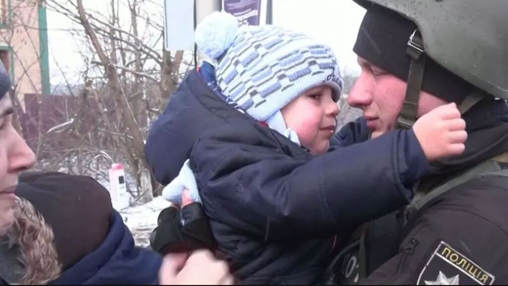 El llanto de un niño al despedirse de su padre que se va a luchar por Ucrania
