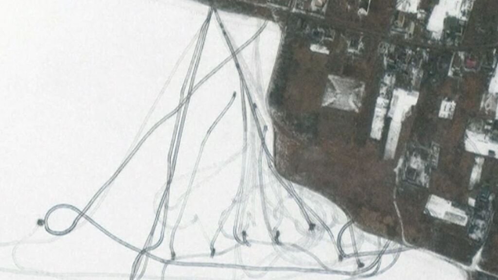 Los vehículos militares rusos toman posiciones para reforzar el asedio a Kiev