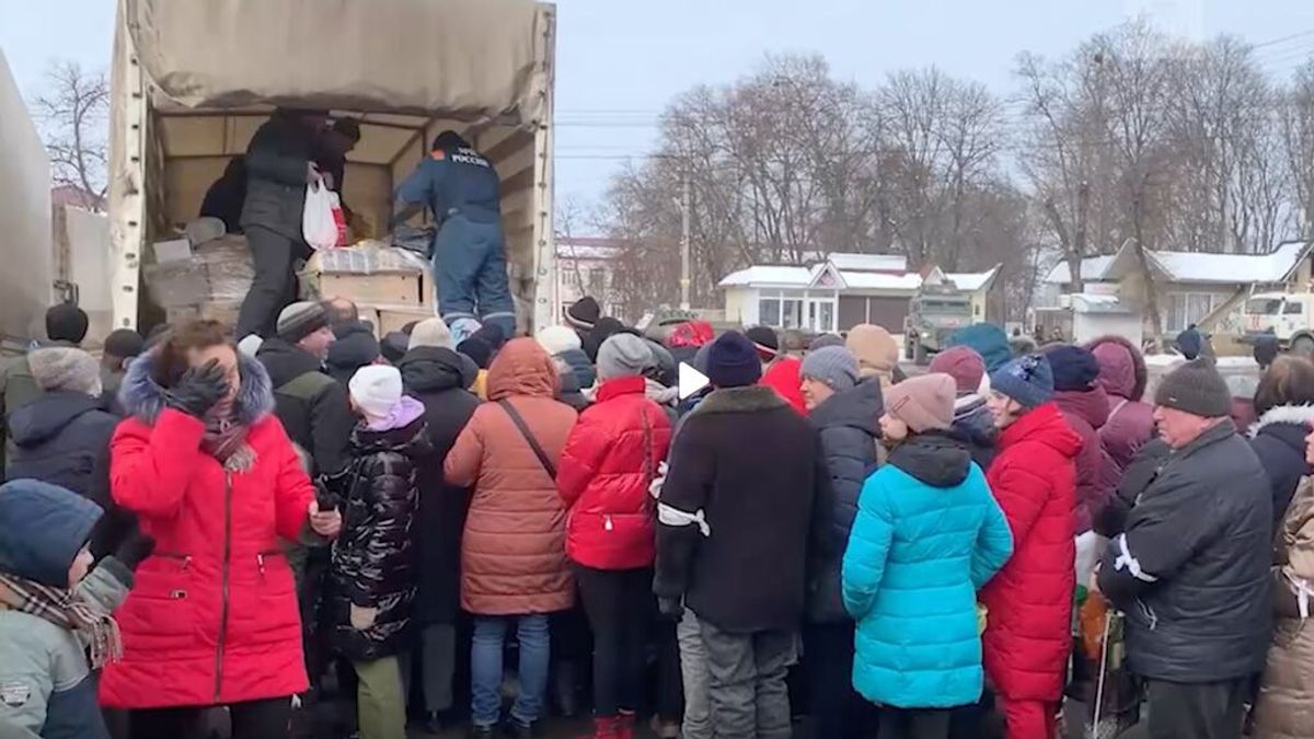 ¿Por qué los rusos reparten ayuda humanitaria en Járkov después de bombardear?