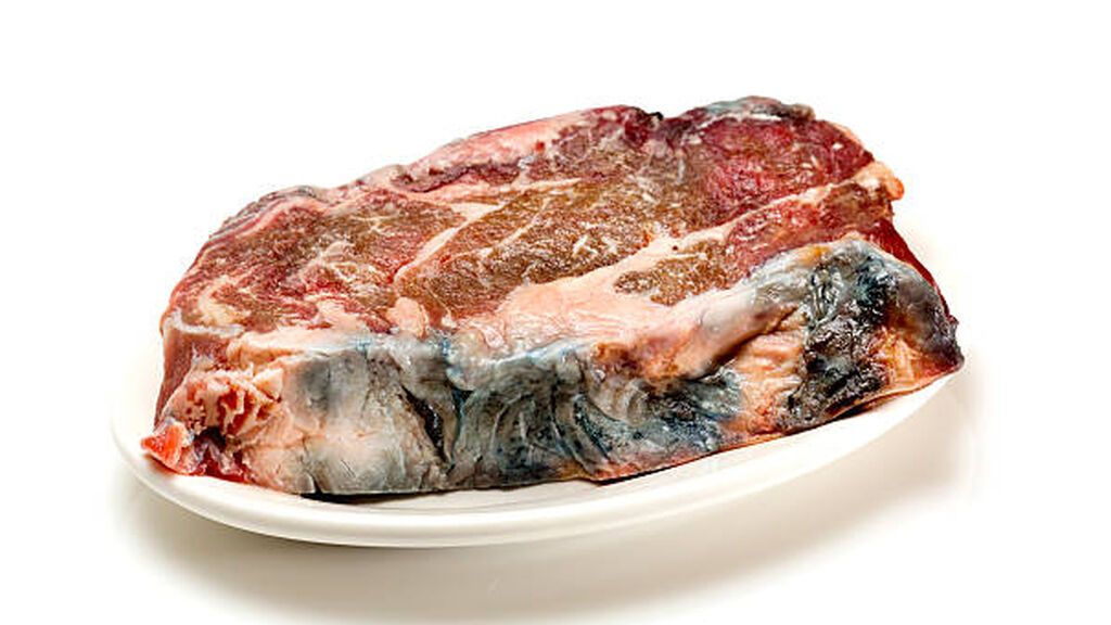 Comida y bebida que jamás debe faltar en el coche a la hora de viajar estas vacaciones 4 Motor16 carne en mal estado