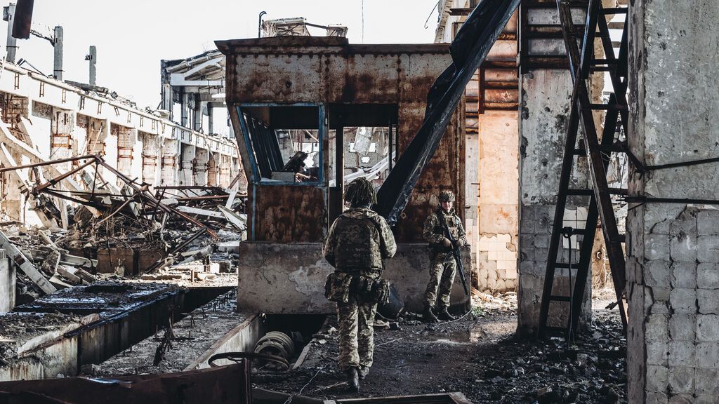 EuropaPress_4263618_dos_soldados_ejercito_ucraniano_caminan_antigua_fabrica_destruida_guerra