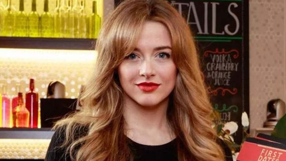 Yulia Demoss, la camarera ruso-ucraniana de 'First Dates', nos cuenta cómo vive el conflicto, con el "corazón dividido" Yulia Demoss, la camarera ruso-ucraniana de 'First Dates', nos cuenta cómo vive el conflicto, con el "corazón dividido"
