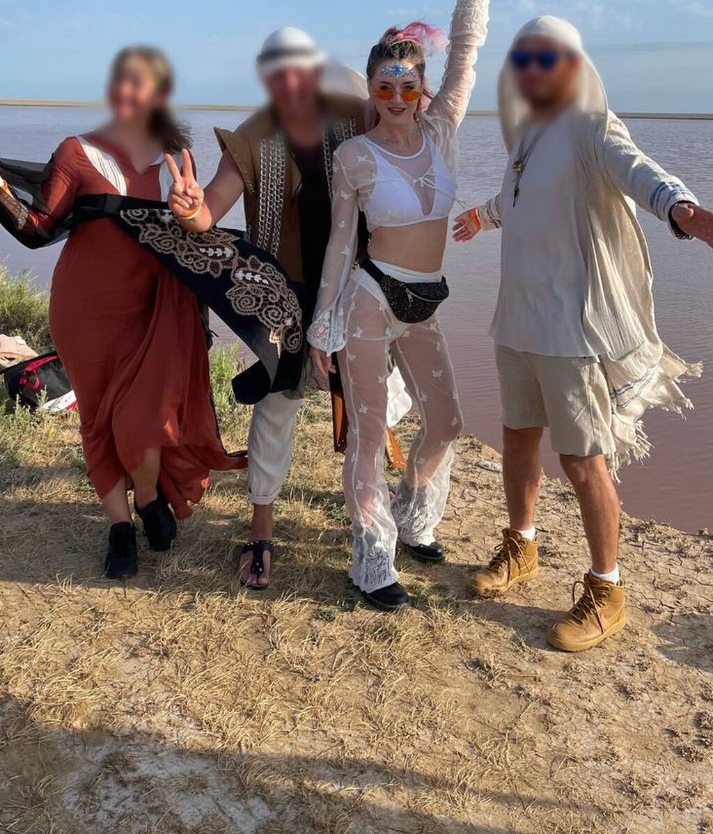 Yulia, con unos amigos ucranianos en un festival de música, cerca de Jersón (Ucrania)