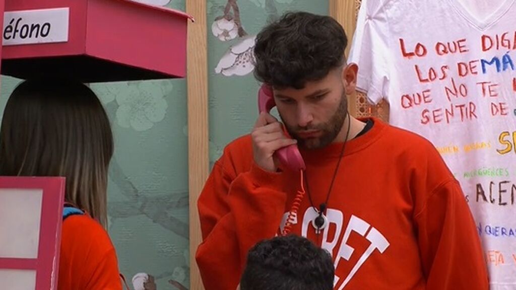 David llamando