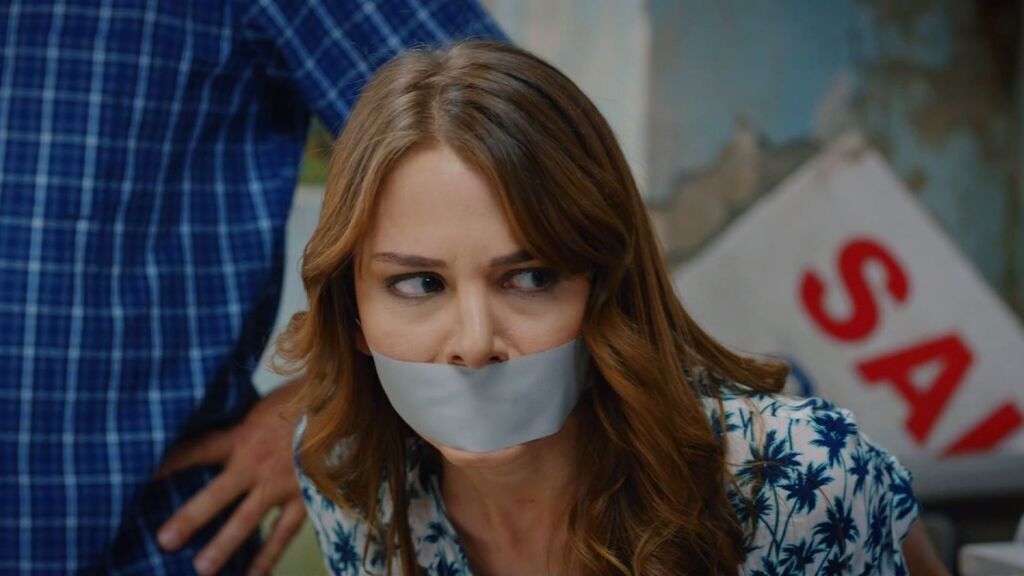 Bahar es retenida por Sultan y Efsun