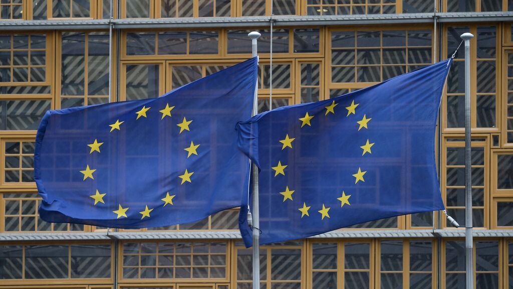 EuropaPress_4142922_banderas_ue_sede_comision_europea_bruselas
