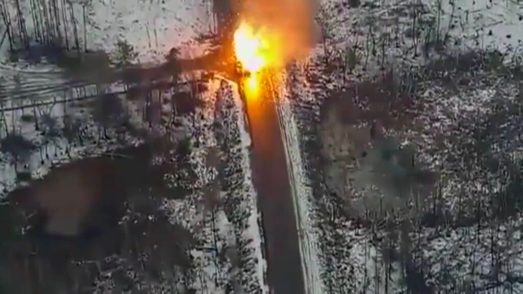 Las imágenes de un dron destrozando un tanque ruso: así resiste Ucrania