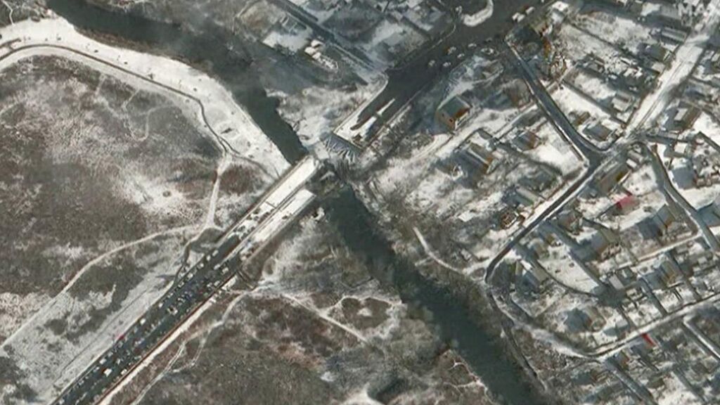 El puente destrozado sobre el río Dniéper (Ucrania), por el que ya no pueden pasar los vehículos