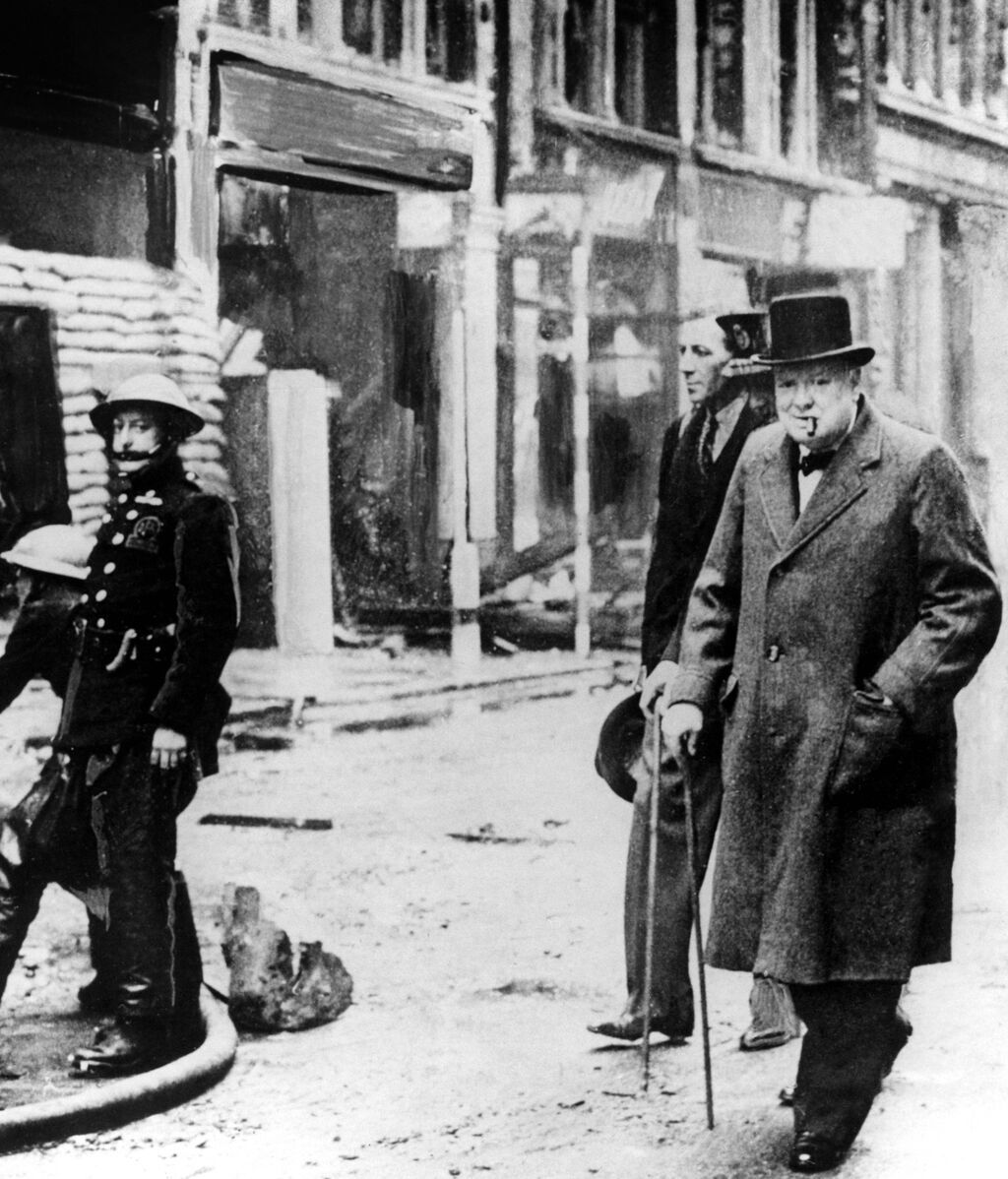 Churchill visita el Londres bombardeado