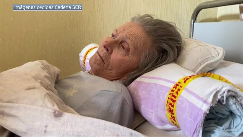 Yana, una anciana ucraniana, con pulmonía y postrada en la cama, no puede hacer uso de los refugios