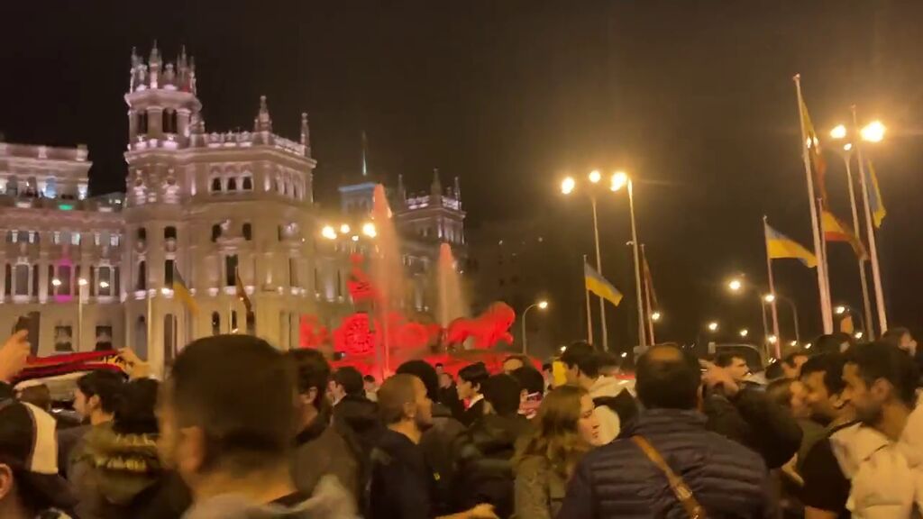 Cientos de madridistas celebran en 'La Cibeles' la victoria ante el PSG:  